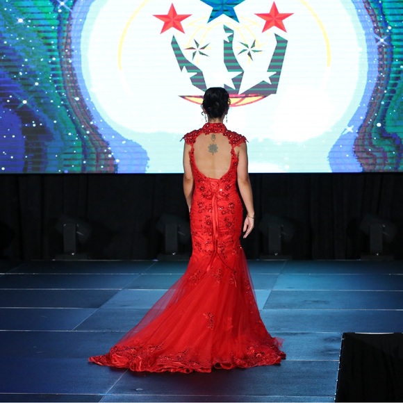 Elegant Red Lace Evening Dress - Picture 3 of 4